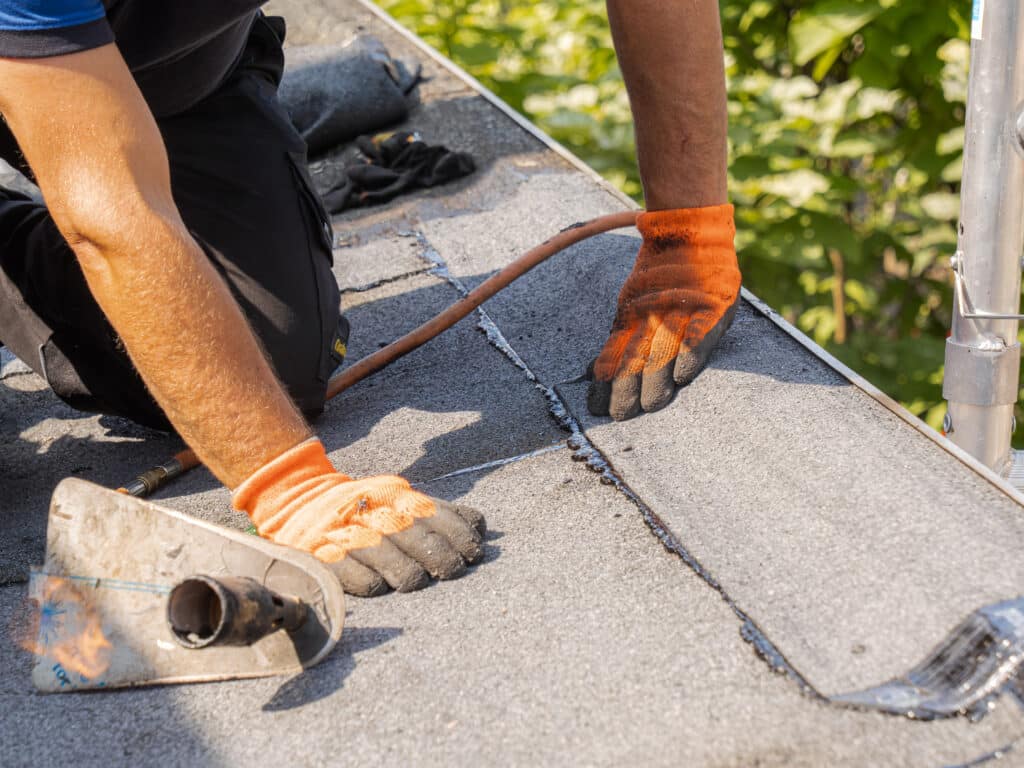Plaatsing van bitumen dakdekking