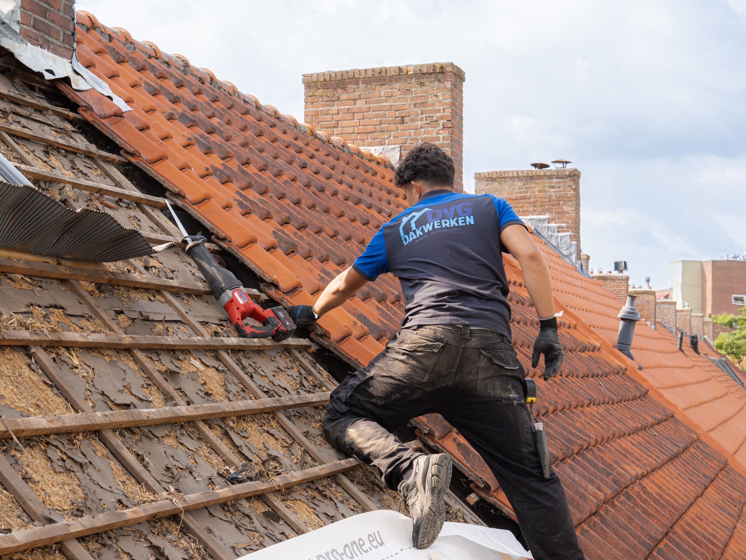 Dakdekker bezig met dakrenovatie